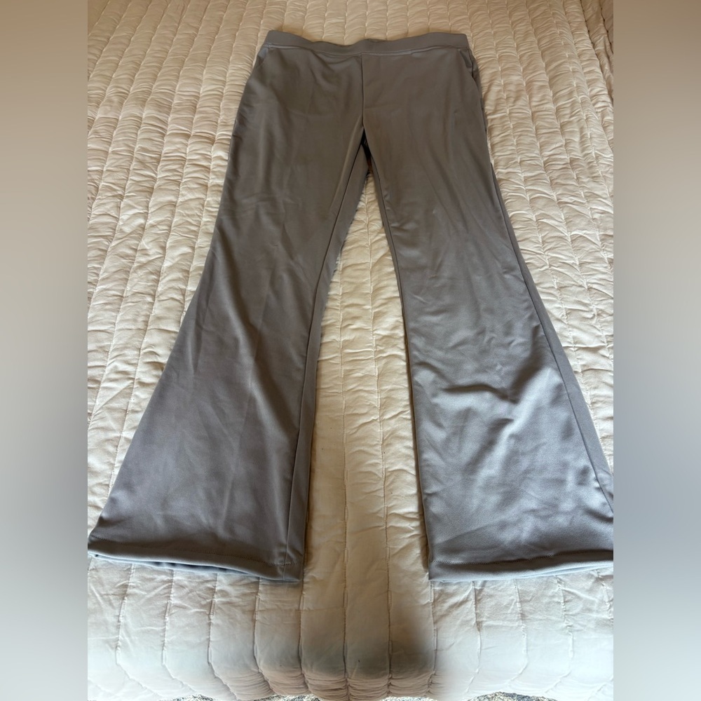 NWOT woman’s 2XL Gray Flared Pants with pockets- very soft and versatile